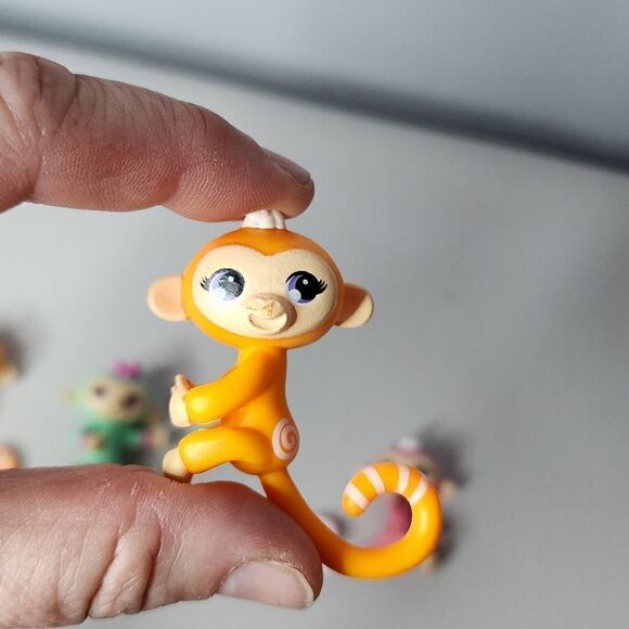 FINGERLINGS MINIS Lot Of 5 POPULAR MINI FIGURE - Picture 5 of 6